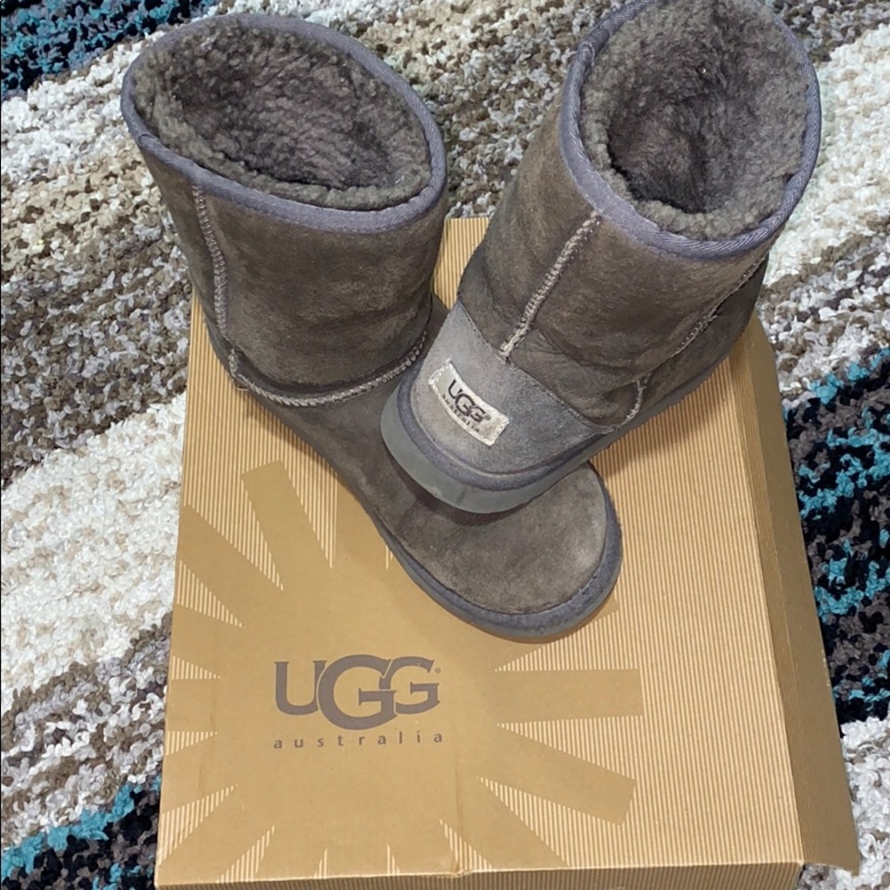 Gray short Ugg’s